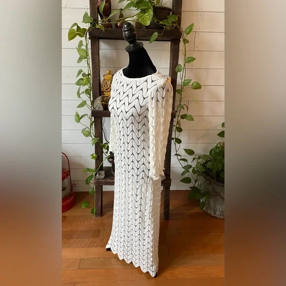 Lesley Evers: Long White Knit Beach V Cut Dress - Picture 16 of 17